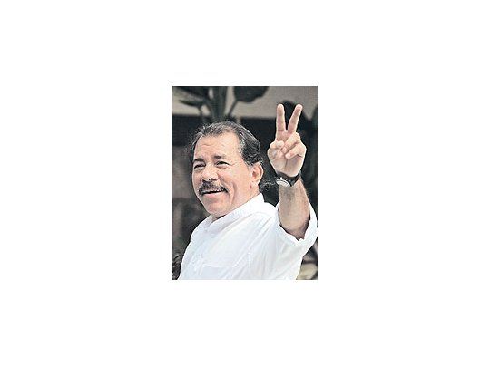 Daniel Ortega, el líder guerrillero que gobernó Nicaraguaentre 1979 y 1990 con desastrosos resultados, volverá desdehoy a la Presidencia, esta vez a través de las urnas. Prometióno repetir los errores del pasado.