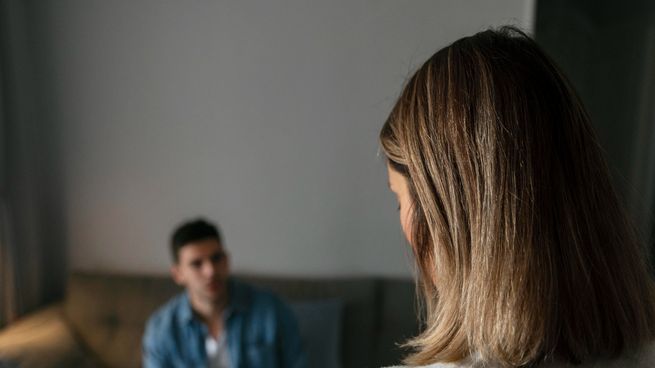 Las relaciones cercanas pueden despertar emociones contradictorias, incluso cuando existe el deseo de compartir la vida con otra persona.