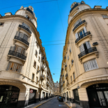 Vista simétrica del Pasaje Rivarola, con sus dos cúpulas gemelas y estética de inspiración europea Vista simétrica del Pasaje Rivarola, con sus dos cúpulas gemelas y estética de inspiración europea
