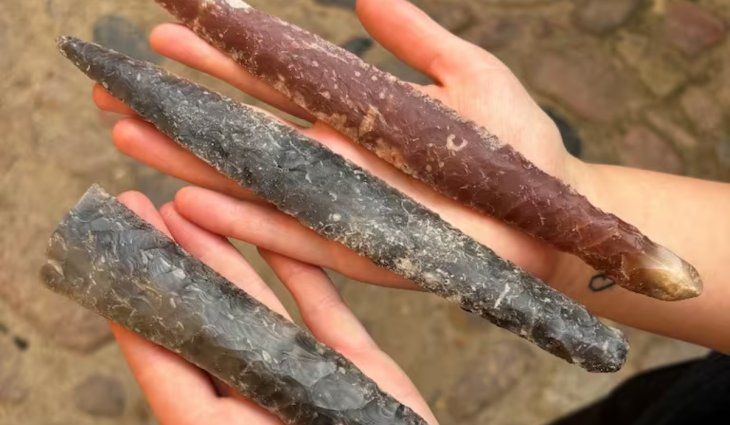 Of the three flint daggers found, two were in perfect condition and one was broken. Of the three flint daggers found, two were in perfect condition and one was broken.