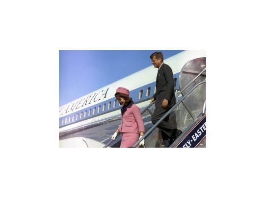John F. Kennedy desciende del avión presidencial junto a su esposa Jackie, minutos antes de morir por los disparos de un francotirador.