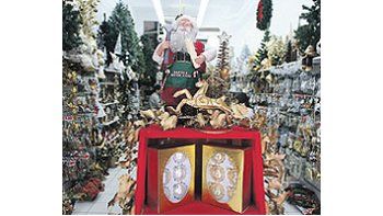 ámbito.com | En las casas dedicadas a artículos navideños todavía no seve movimiento.
