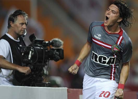 Leandro González festeja su primer gol, el tercero de Estudiantes, en una noche perfecta para el equipo de La Plata.