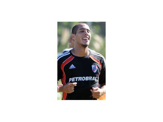 Jonatan Maidana, un baluarte en la defensa de River, podría dejar el club por falta de pago.