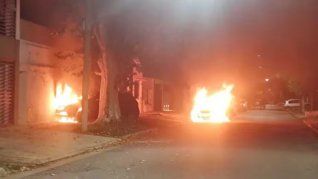 Ola de autos quemados en Rosario. 