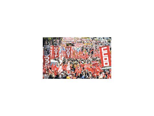 Unas 50 mil personas, convocadas por la mayor parte de los sindicatos europeos, desfilaron ayer por las calles de Madrid en reclamo de medidas para preservar los niveles de empleo. Observadores temen que la crisis económica global genere una ola de agitación social en el continente.