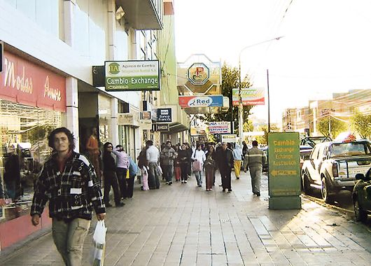 La capital de la provincia de Santa Cruz, que por momentos por el intenso frío parece despoblada, tiene una fuerte vida comercial y cultural.