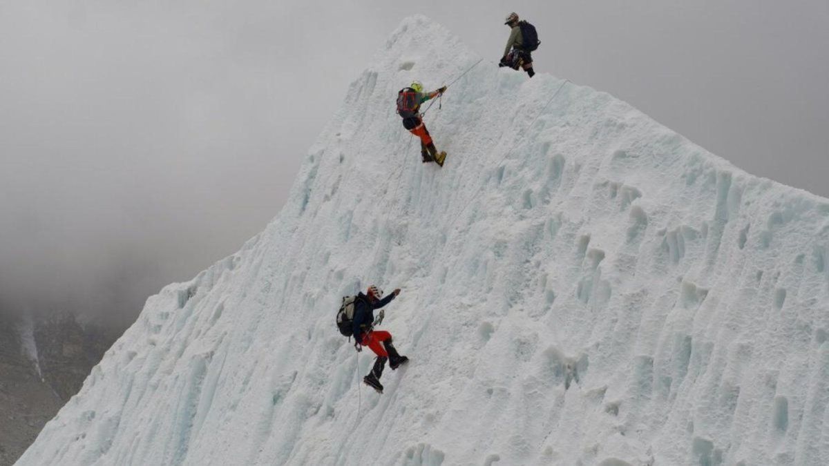 Récord histórico: 274 alpinistas hicieron cumbre en el Everest en solo 24 horas