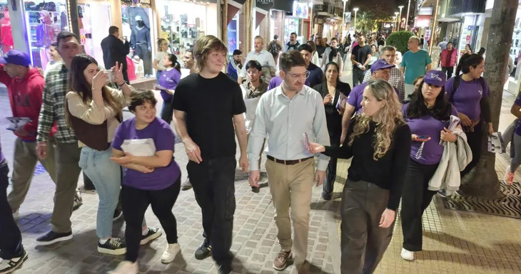 El libertario Iñaki Gutiérrez fue el único referente de tercera línea que le puso el cuerpo a la campaña de LLA en Santiago del Estero y estuvo en el cierre, con una caminata. El libertario Iñaki Gutiérrez fue el único referente de tercera línea que le puso el cuerpo a la campaña de LLA en Santiago del Estero y estuvo en el cierre, con una caminata.