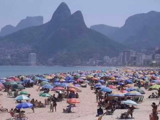 Las altas temperaturas hicieron que los habitantes de Río colmen sus playas pese al aumento de casos de coronavirus.