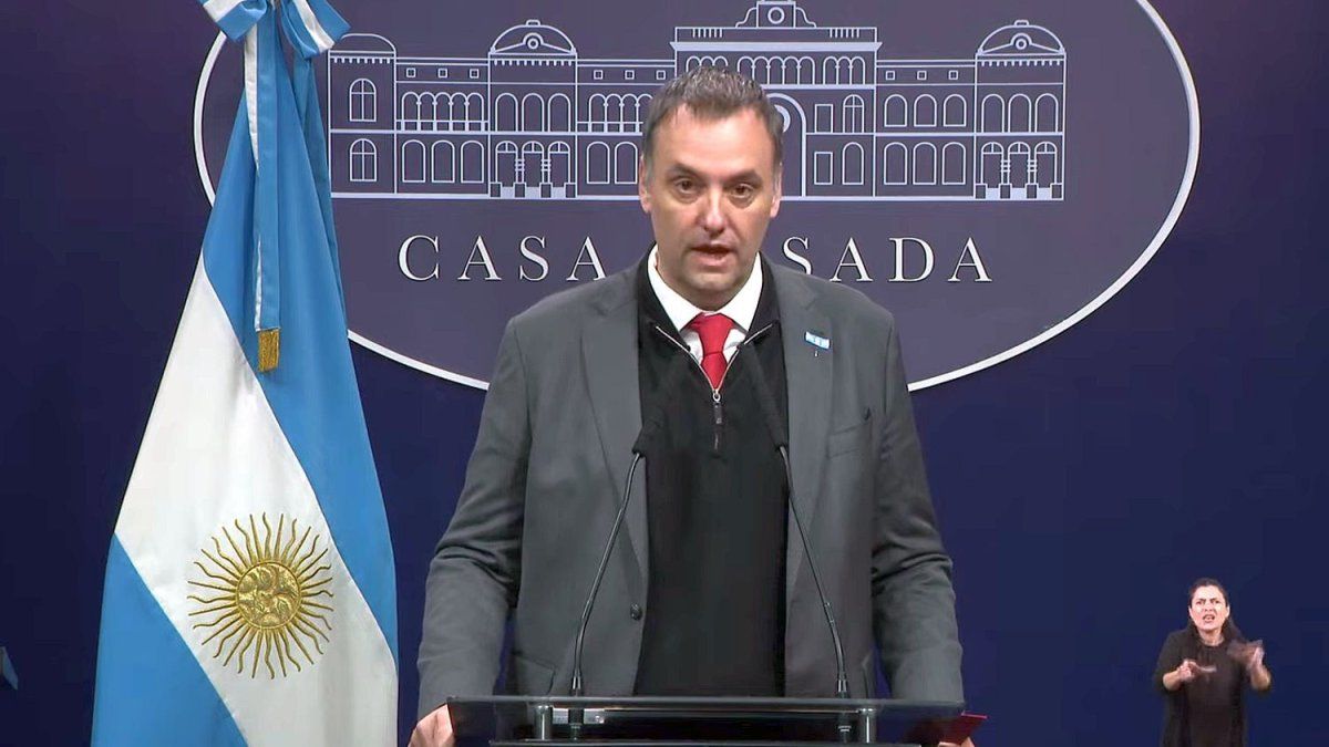 “Your dollars, your decision”, the phrase that Manuel Adorni used to announce government measures