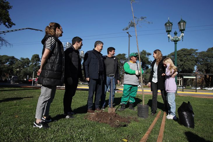 Jorge Macri acompañó el operativo de plantación de árboles. Jorge Macri acompañó el operativo de plantación de árboles.