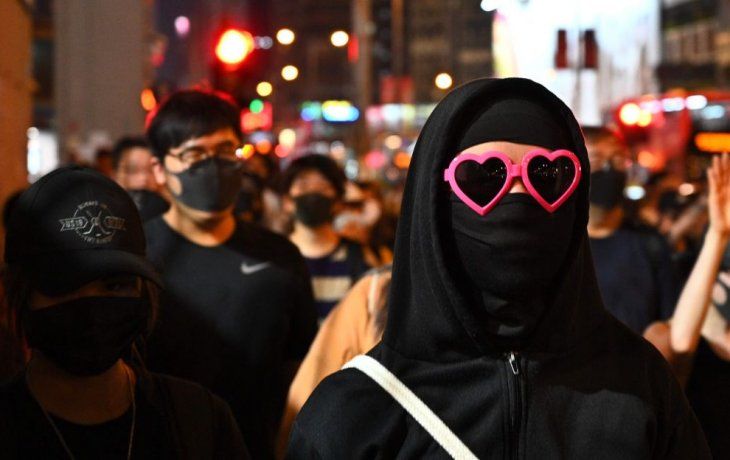 Los manifestantes se concentraron en los barrios del centro de la isla de Hong Kong y, del otro lado de la bahía, en la península de Kowloon, pese a la fuerte lluvia y a que buena parte de las estaciones de metro estuvieran cerradas.