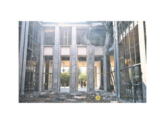 Parlamento en ruinas. Este es el aspecto del edificio del Poder Legislativo en Ankara, bombardeado por fuerzas rebeldes el viernes a la noche.