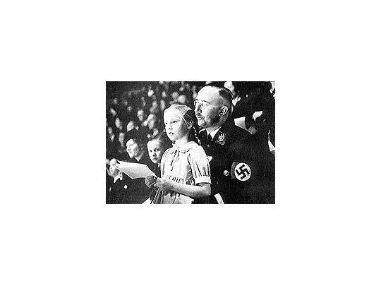 Heinrich Himmler, abraza a su hija Gudrun en un festival deportivo en 1938.