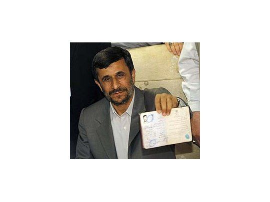 El presidente Ahjmadinejad muestra su identificación al momento de formalizar su candidatura.