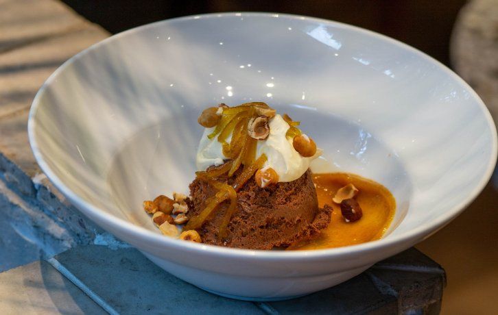 Dentro de su menú se destaca la tentadora mousse de chocolate semiamargo con crema, avellanas tostadas y confitura de naranja. Dentro de su menú se destaca la tentadora mousse de chocolate semiamargo con crema, avellanas tostadas y confitura de naranja.