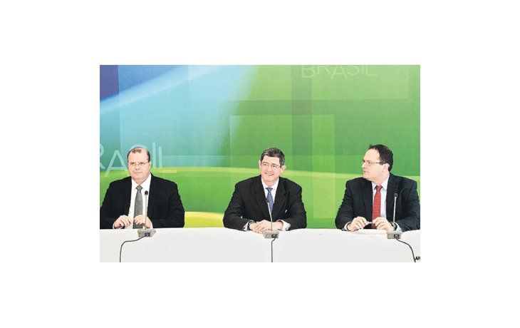 El futuro ministro de Hacienda de Brasil, Joaquim Levy, flanqueado por el confirmado presidente del Banco Central, Alexandre Tombini, y por el titular de Planeamiento, Nelson Barbosa, ayer durante una presentación conjunta en el Palacio del Planalto de Brasilia. Los tres hablaron de recortar el gasto público y contener la inflación.