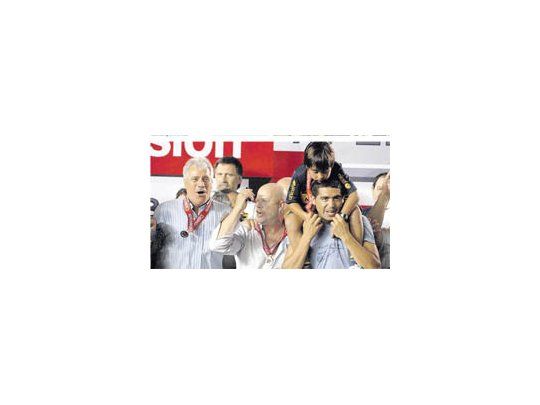 Juan Román Riquelme y Carlos Ischia festejan con sus medallas de campeones. Para el volante, fue un gran año porque también ganó la Medalla de Oro de los Juegos Olímpicos y la Recopa.