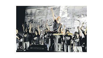 ámbito.com | El momento culminante: Roger Waters acompañado por el coro de niños deRiver para el clásico «Another Brick In The Wall».