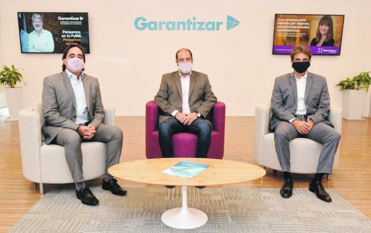 Firma. Directivos participantes del convenio entre PAE y Garantizar.