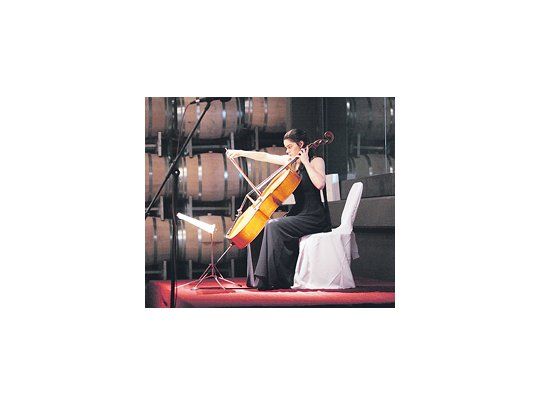 La joven cellista suiza Estelle Revaz se lució con suites de Bach en uno de los mejores conciertos de la edición 2012 del «Festival Internacional de Música Clásica por los caminos del vino».