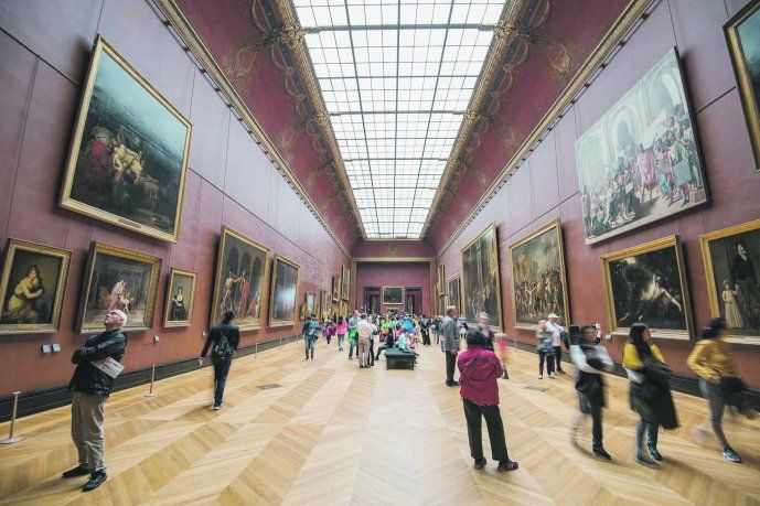 The thieves broke two display cases and escaped on motorcycles with eight jewels of Napoleon and the Empress Josephine, pieces of enormous historical and artistic value. The thieves broke two display cases and escaped on motorcycles with eight jewels of Napoleon and the Empress Josephine, pieces of enormous historical and artistic value.