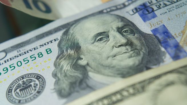 El dólar global sube y se aleja de su mínimo de cinco meses.