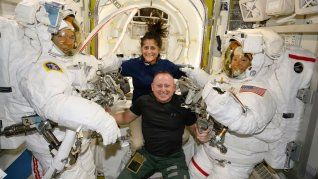 Los astronautas del lanzamiento de prueba de Boeing, Suni Williams y Butch Wilmore, en el centro, posan con los ingenieros de vuelo de la expedición 71, Mike Barratt, a la izquierda, y Tracy Dyson.&nbsp;