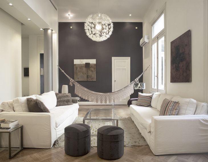 Ambiente de recepción con cielorrasos de gran altura y pisos originales de roble en espiga, un material importado típico de la época, combinado con una intervención contemporánea en iluminación y mobiliario Ambiente de recepción con cielorrasos de gran altura y pisos originales de roble en espiga, un material importado típico de la época, combinado con una intervención contemporánea en iluminación y mobiliario