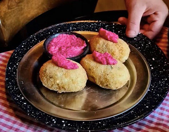 Las croquetas de papa rellenas de queso mozzarella son la estrella de la carta. Las croquetas de papa rellenas de queso mozzarella son la estrella de la carta.