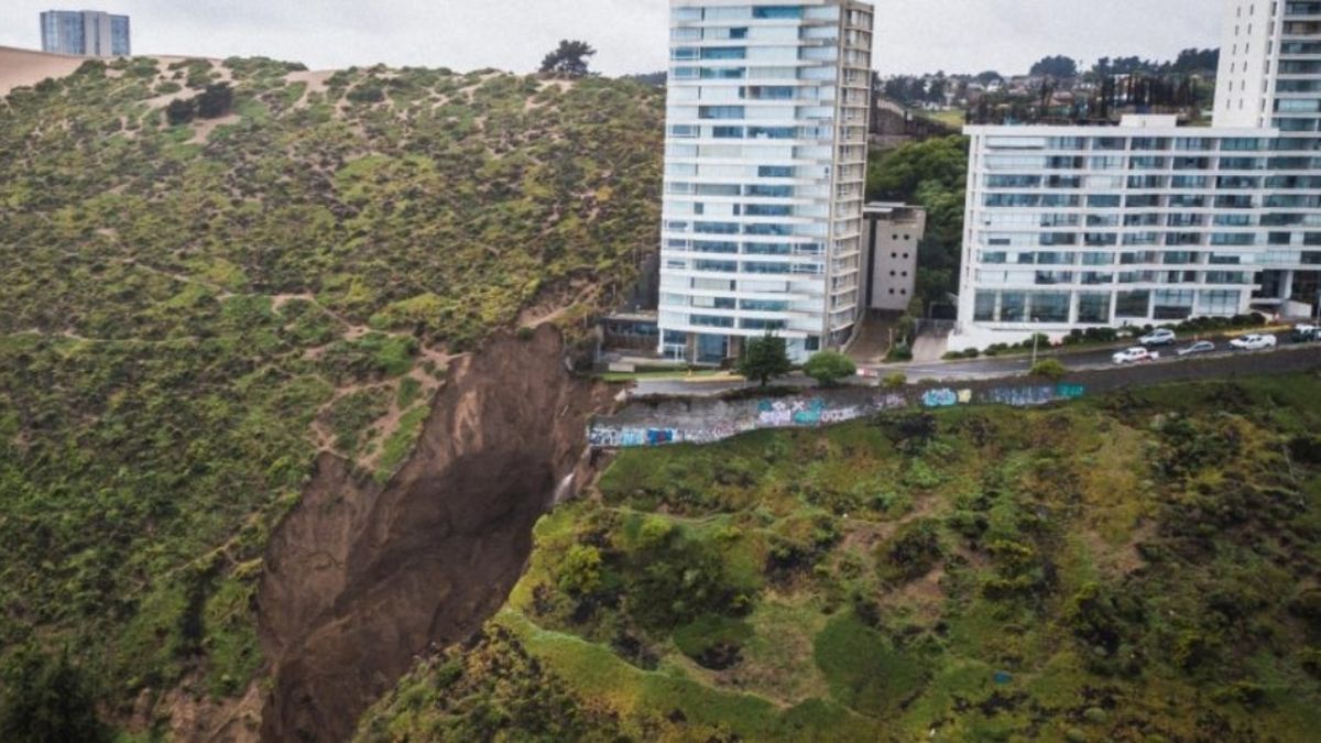 More than 200 people had to be evacuated due to a sinkhole in Viña del Mar