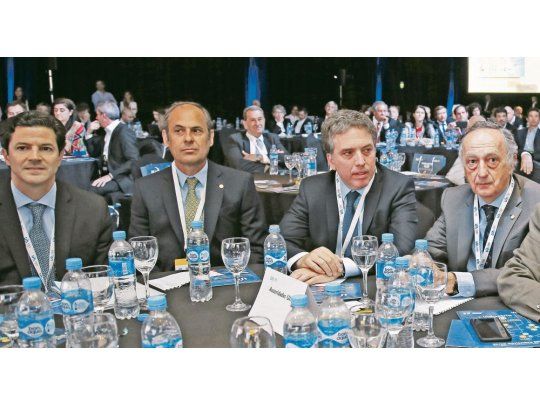 MESA CENTRAL. El diputado Luciano Laspina y el ministro Nicolás Dujovne, junto a Eduardo Nougués y Eduardo Acevedo, dirigentes de la Unión Industrial Argentina, durante la sesión del lunes en Parque Norte.
