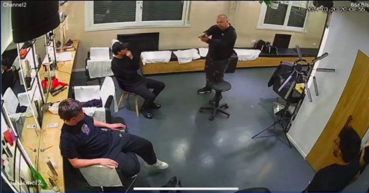 El momento donde su compañero apuntó contra Germán Medina. 