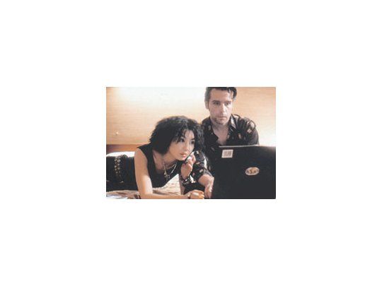 Maggie Cheung vuelve a protagonizar un film de Olivier Assayas (el mismode «Irma Vep»); «Clean» es la creíble historia de una adicta que busca redimirsepara recuperar a su pequeño hijo.