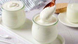 Yogur griego casero: como prepararlo con solo 2 ingredientes, fácil y rápido.
