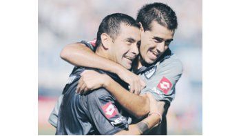 Fernando Telechea festeja con Mansilla uno de sus cuatro goles. El delantero balcarceño fue la gran figura de Quilmes, que goleó.