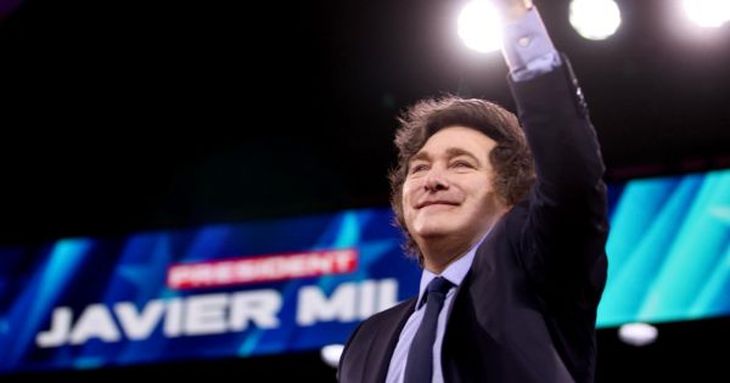 El presidente Javier Milei se enfrenta a una caída en las encuestas.