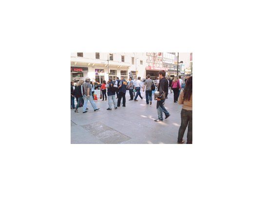 La calle Florida fue ayer otra vez escenario de los operativos realizados por enviados de Guillermo Moreno para desalentar la actividad en cuevas con la venta del dólar blue.