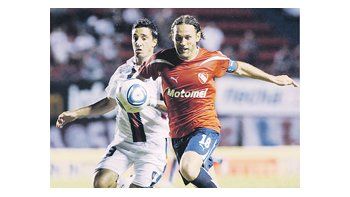 Milito le gana la pelota a Salgueiro. En un partido luchado, Independiente sumó tres puntos vitales para seguir con chances de jugar la Copa Libertadores.