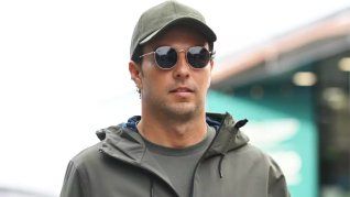 Sergio Checo Pérez, lejos de acabar con los rumores que lo colocan en Cadillac para la temporada 2026 de la Fórmula 1, filma una publicidad de neumáticos donde conduce una camioneta de la marca estadounidense.