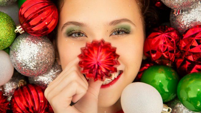 Los mejores trucos para maquillarse en la cena de navidad y que dure toda la noche.