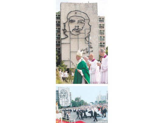 Francisco ofició ayer una esperada misa en la Plaza de la Revolución de La Habana, donde la simbología cristiana convivió con la comunista.