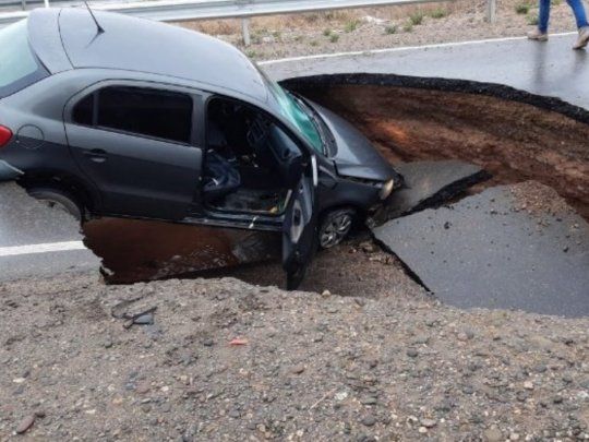 El auto se incrustó en un tramo de la Ruta 7, en Neuquén.
