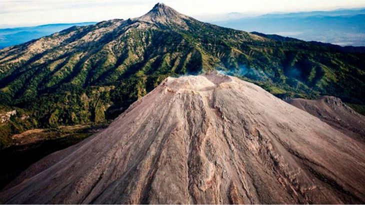En 1991 el volcán de Colima lanza material incandescente, alarmando a la región circundante. En 1991 el volcán de Colima lanza material incandescente, alarmando a la región circundante.
