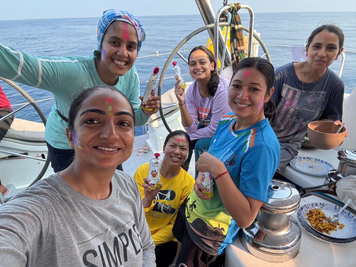 El velero IASV Triveni realiza una expedición de circunnavegación con una tripulación integrada por seis oficiales mujeres de las fuerzas armadas de la India. El velero IASV Triveni realiza una expedición de circunnavegación con una tripulación integrada por seis oficiales mujeres de las fuerzas armadas de la India.