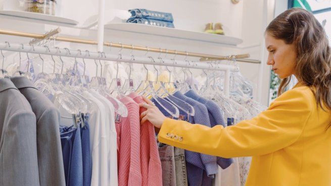 Un accesorio que se cuelga y trabaja solo: la promesa de tener la ropa lista mientras vos seguís con tu día.