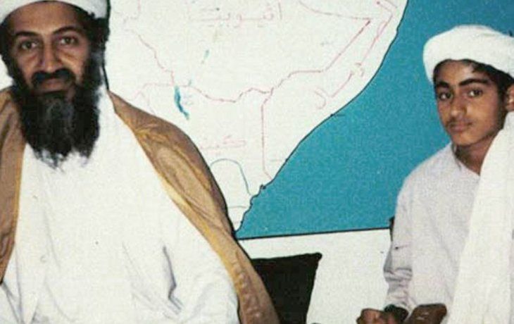 Hamza bin Laden, junto al difunto líder de Al Qaeda.