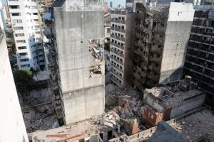 Imágenes que aún duelen: la explosión de gas hizo que el parte del edificio colapsara provocando la muerte de 22 personas. 