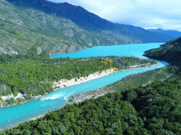 Lago Puelo es la alternativa ideal para quienes sueñan con paisajes de película pero buscan una opción más amigable con el bolsillo. Lago Puelo es la alternativa ideal para quienes sueñan con paisajes de película pero buscan una opción más amigable con el bolsillo.